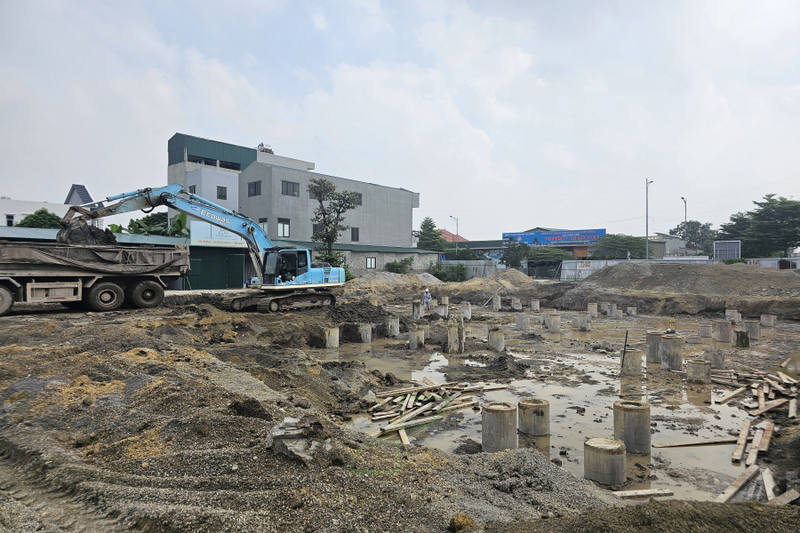 Công ty thi công xây dựng nhà ở xã hội uy tín, chuyên nghiệp 10 Ép cọc kết hợp đào hố và vệ sinh thủ công xung quanh hố móng