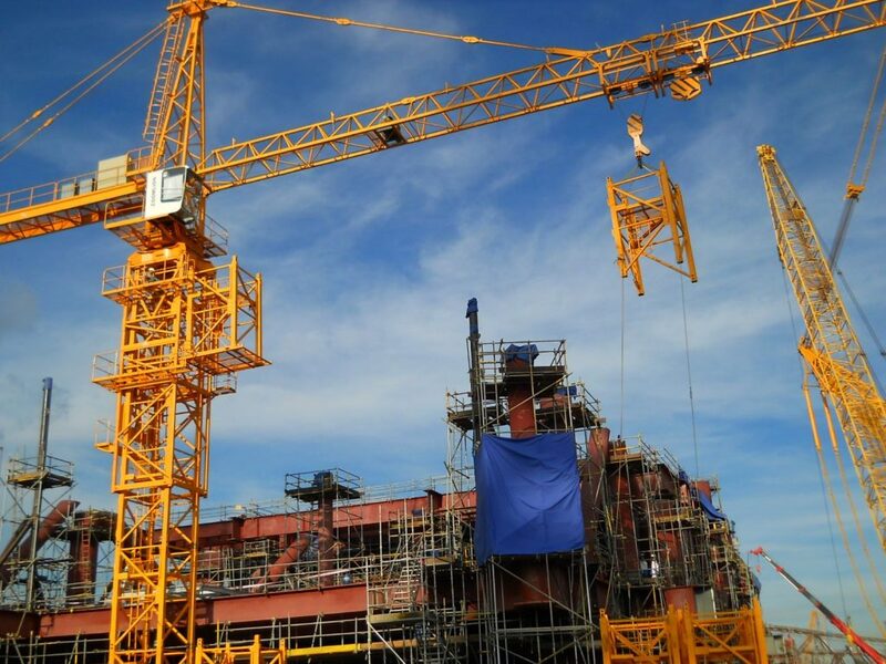 An toàn trong thi công xây dựng nhà ở xã hội 7 Vận hành cần trục tháp và vận thăng