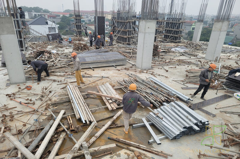 Nhà thầu thi công nhà ở xã hội tại Vĩnh Phúc 19 Tháo dỡ ván khuôn cột vách sau khi đổ bê tông