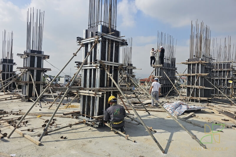 Biện pháp thi công ván khuôn, cốp pha móng, cột, dầm sàn 5 Thi công ván khuôn cột theo đúng hồ sơ thiết kế